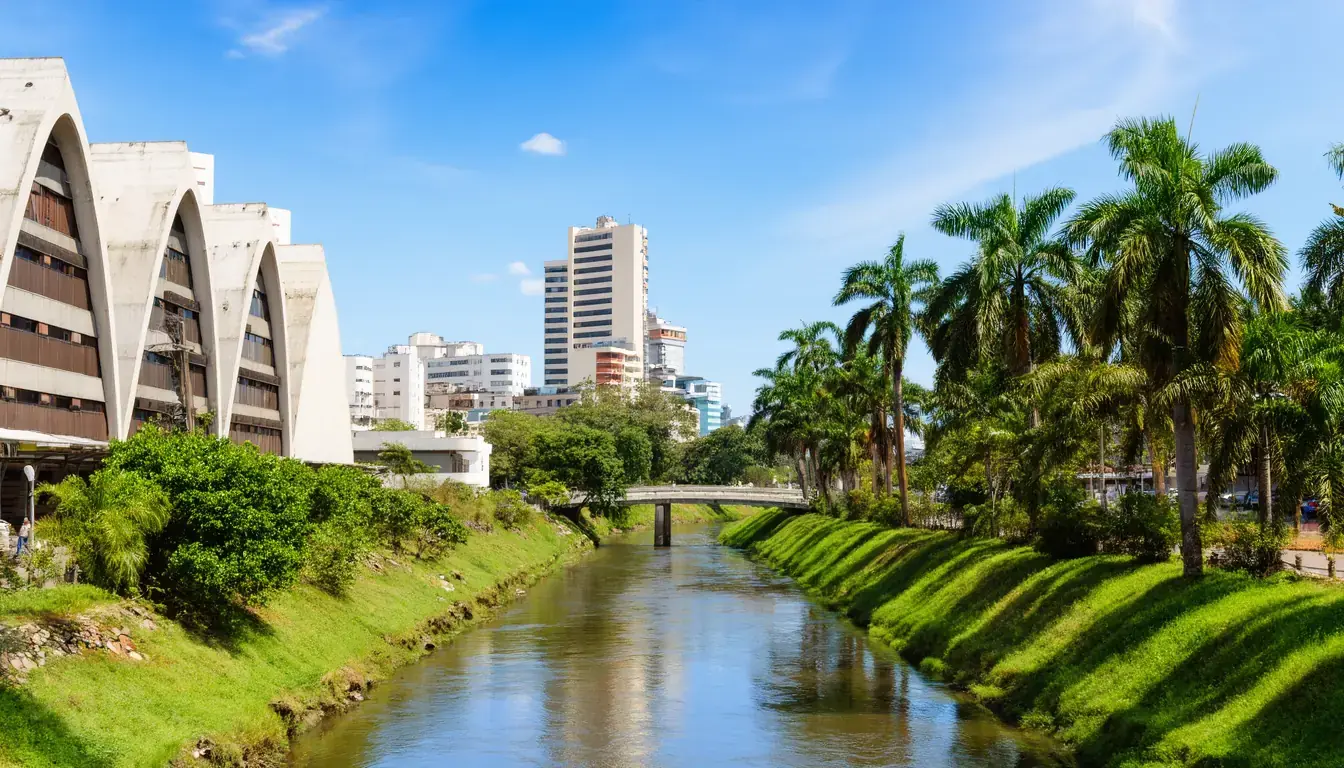 Paisaje urbano de Cali con montañas al fondo