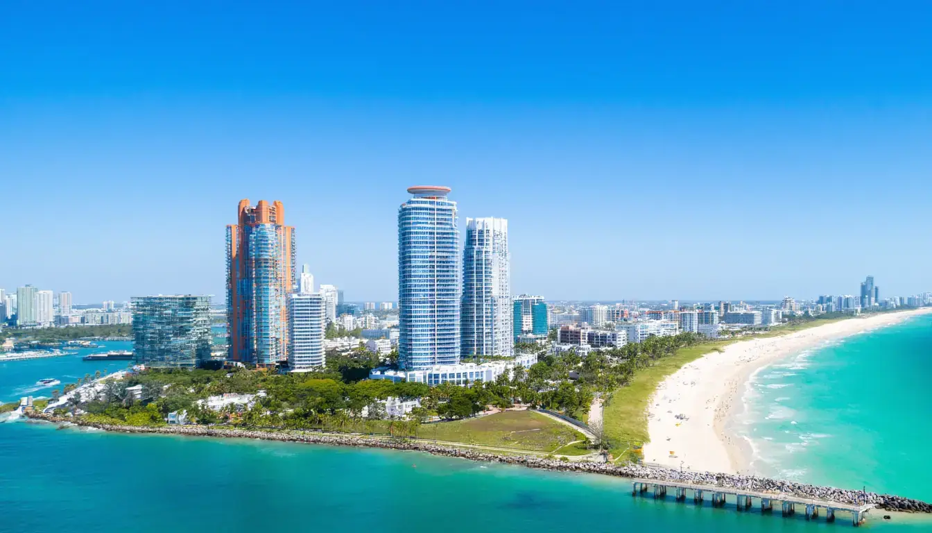 Playa de Miami con rascacielos de fondo